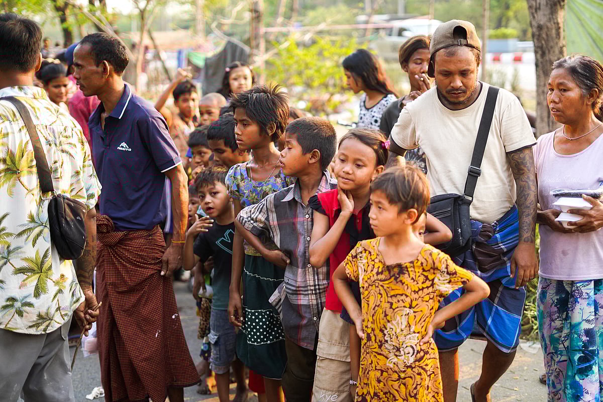 খাবারের জন্য লাইনে দাঁড়িয়েছেন শিশুসহ অন্যরা। মিয়ানমারের সাগাইং শহরে, ২ এপ্রিল ২০২৫