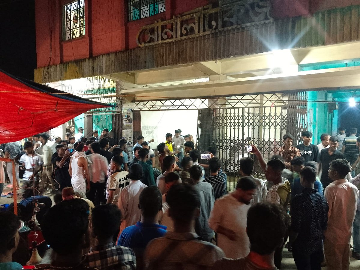 ময়মনসিংহের ঈশ্বরগঞ্জ পৌর বাজারে ১৯৭০ সালে ‘সোনালী টকিজ’ সিনেমা হলটি যাত্রা শুরু করে