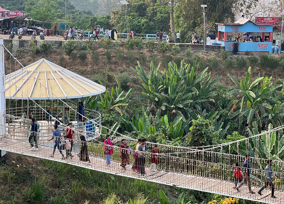 এবারের ঈদের ছুটিতে খাগড়াছড়ির বিভিন্ন স্থানে পর্যটকদের আনাগোনা গত বছরের তুলনায় বেশি বলে জানিয়েছেন সংশ্লিষ্ট ব্যক্তিরা। আলুটিলা পর্যটনকেন্দ্রেও গতকাল মঙ্গলবার বিকেলে পর্যটকদের ভিড় দেখা গেছে