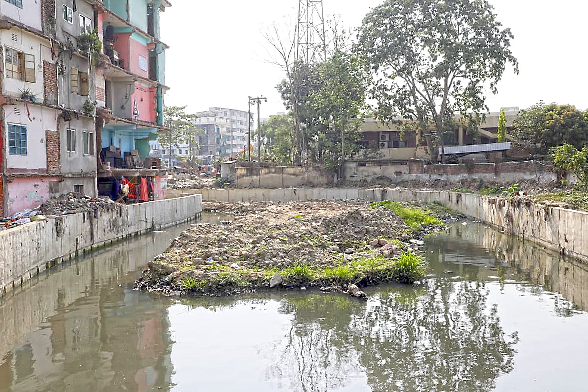 চট্টগ্রাম নগরের চাক্তাই খালের বহদ্দারহাট হাট এলাকা। গতকাল দুপুরে