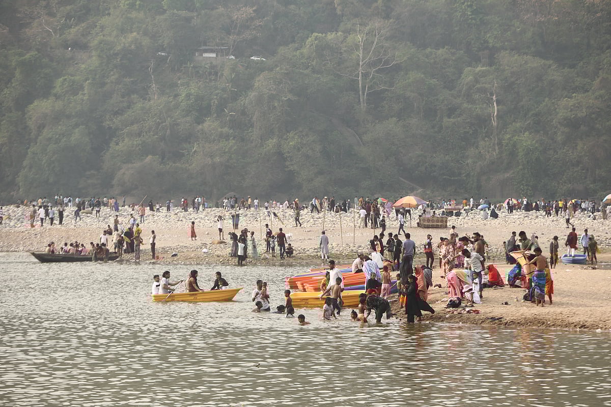 ঈদের ছুটিতে জাফলংয়ে পর্যটকদের উপচে পড়া ভিড়। পিয়াইন নদের জল-পাথরে ঘুরছেন মানুষজন। আজ বুধবার সিলেটের গোয়াইনঘাটে