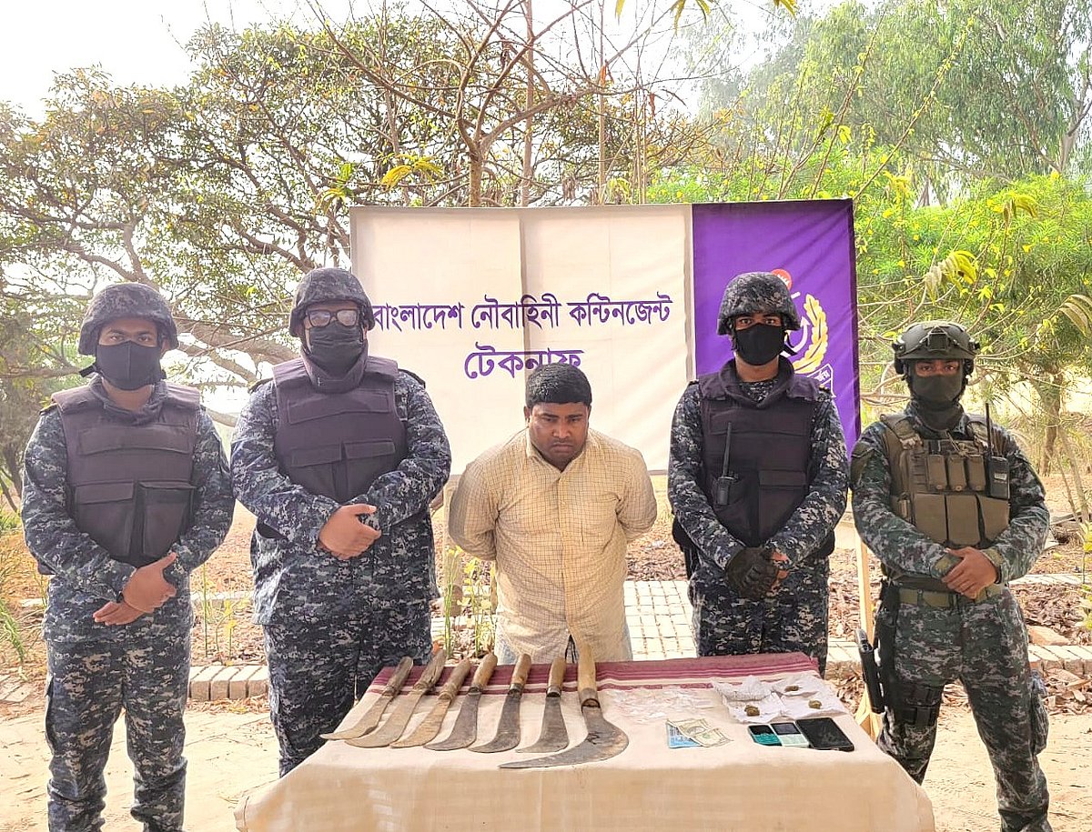 কক্সবাজারের উখিয়া উপজেলার জালিয়াপালং ইউনিয়নের শফির বিল এলাকায় অভিযান চালিয়ে ইমাম হোসেন নামের এক মাদক কারবারিকে আটক করেছে নৌবাহিনী