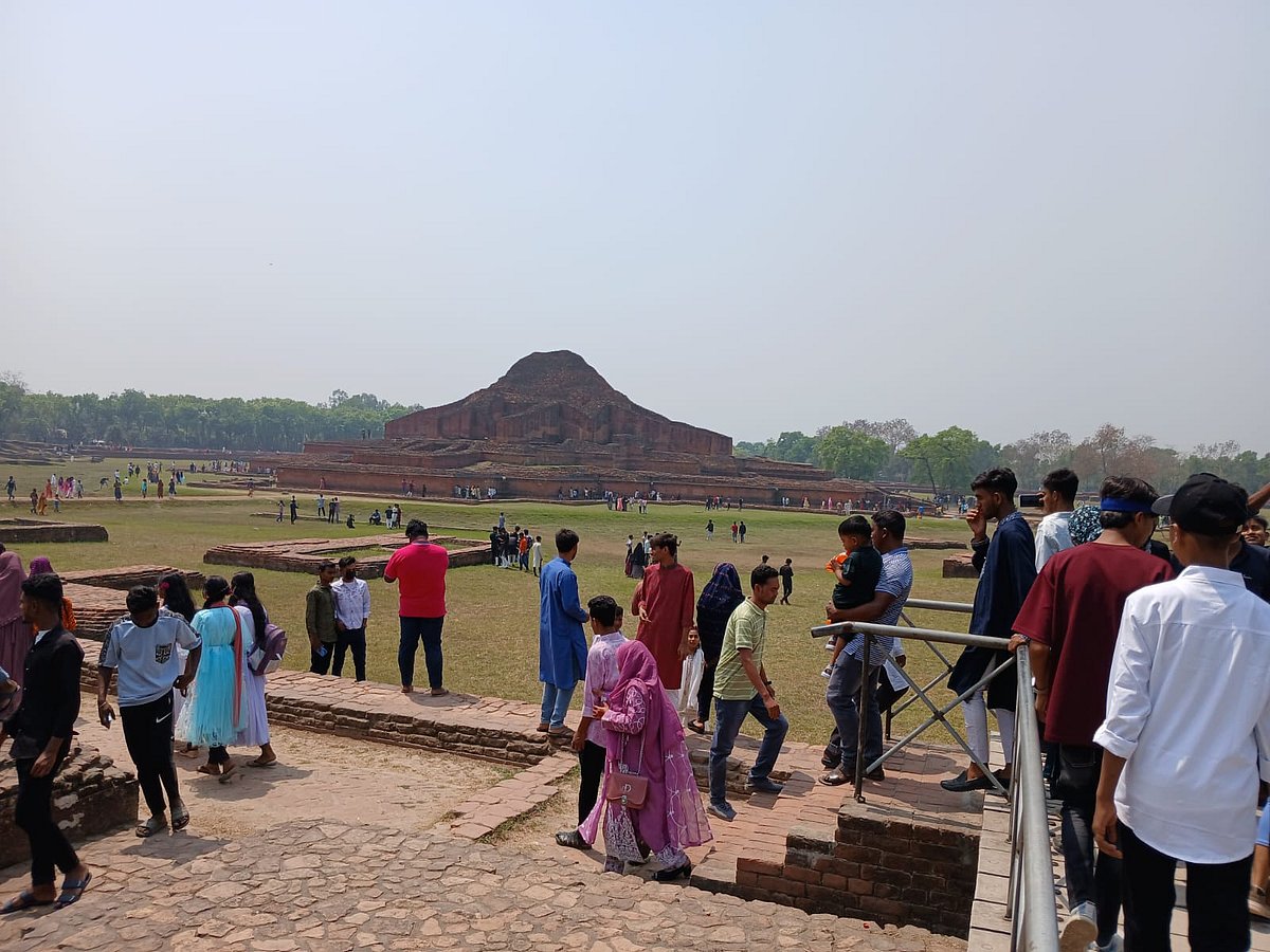 ঈদুল ফিতরের দিন গত সোমবার ও ঈদের পরদিন গতকাল মঙ্গলবার পাহাড়পুর বৌদ্ধবিহারে মানুষের ঢল নেমেছিল