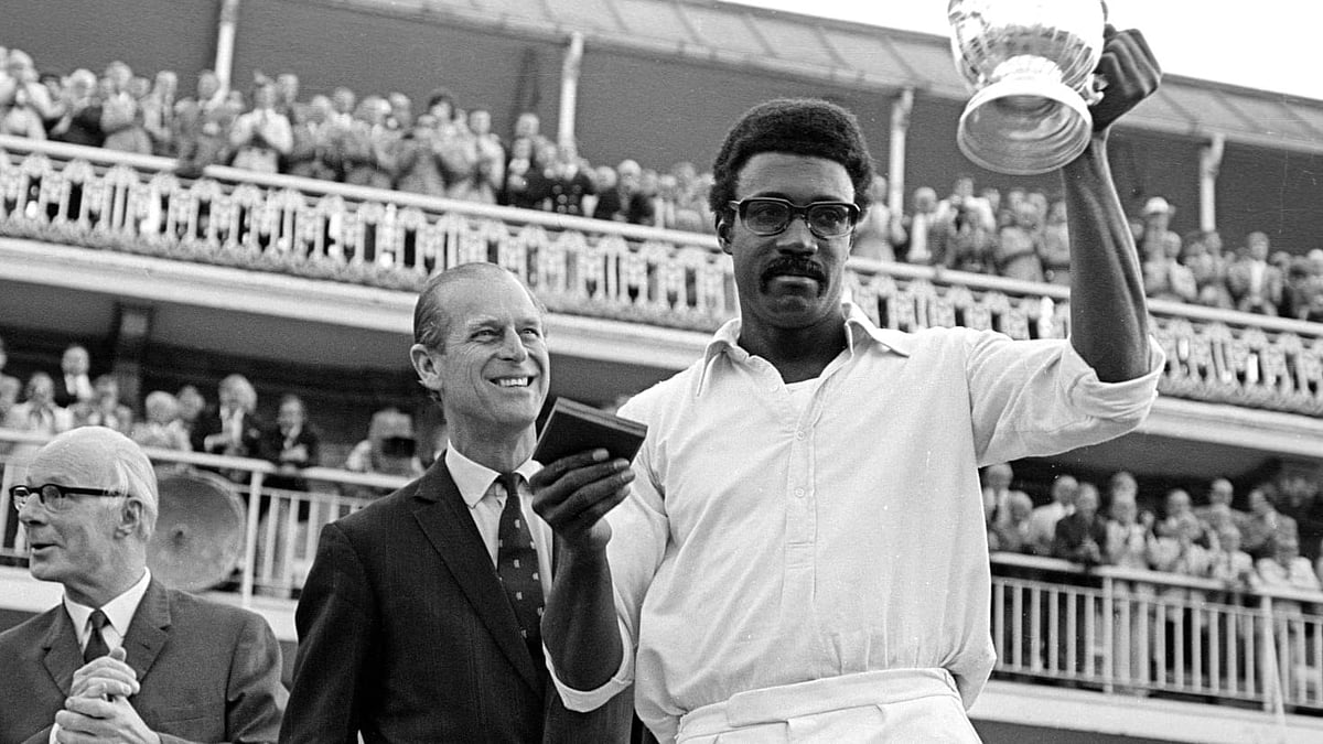 ১৯৭৫ বিশ্বকাপের ট্রফি হাতে ক্লাইভ লয়েড