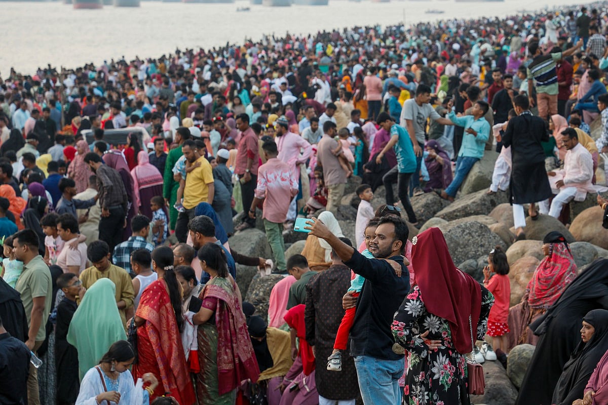 ঈদের তৃতীয় দিনও চট্টগ্রামের পতেঙ্গা সমুদ্র সৈকতে হাজারো মানুষের ভিড়। আজ বিকেলে