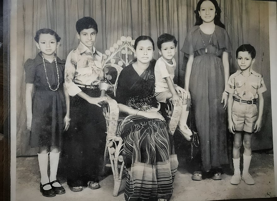 মায়ের সঙ্গে নাসিমা আকতার (ডান থেকে দ্বিতীয়) ও তাঁর চার ভাই–বোন। ছোটবেলার ঈদের স্মৃতি মনে আনন্দ এনে দেয়