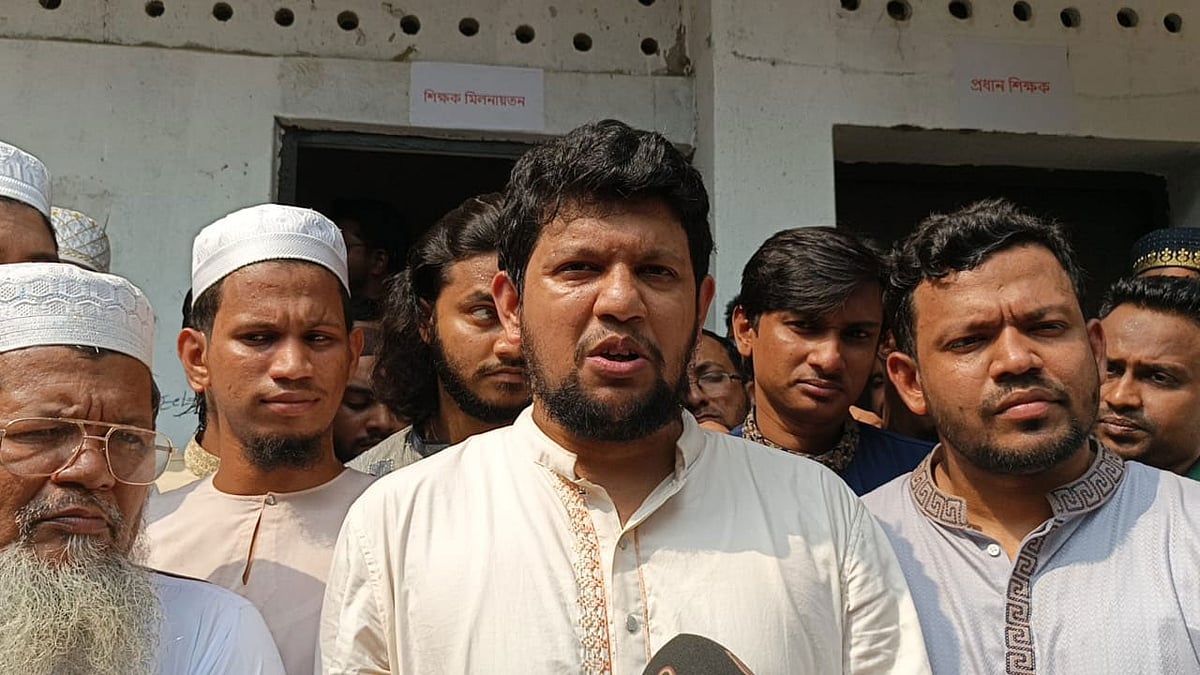 লক্ষ্মীপুরের রামগঞ্জে গ্রামের বাড়িতে এলে সাংবাদিকদের সঙ্গে কথা বলেন অন্তর্বর্তী সরকারের তথ্য ও সম্প্রচার মন্ত্রণালয়ের উপদেষ্টা মাহফুজ আলম। আজ দুপুরে