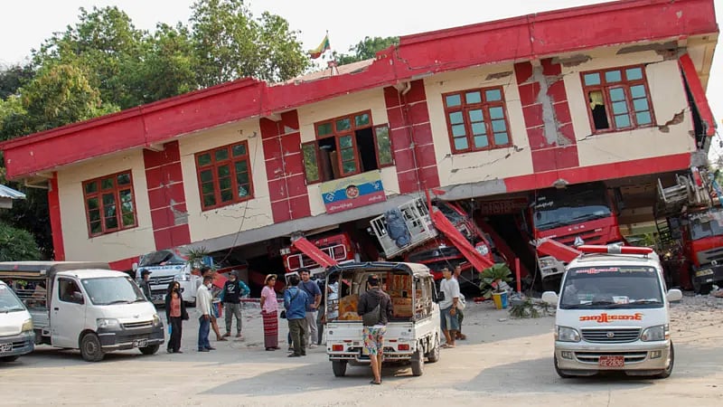 সাগাইংয়ে ভূমিকম্পে একটি ফায়ার স্টেশন ভবন ধসে পড়েছে
