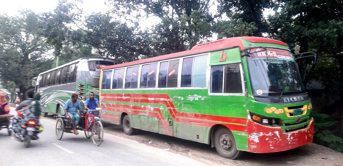 স্বল্প আয়ের কর্মজীবী মানুষেরা গ্রামে ফিরেছেন ঢাকার বিভিন্ন সড়কে চলাচল করা বাস রিজার্ভ করে। গতকাল মঙ্গলবার রংপুরের বদরগঞ্জ উপজেলার লালদীঘি এলাকায়