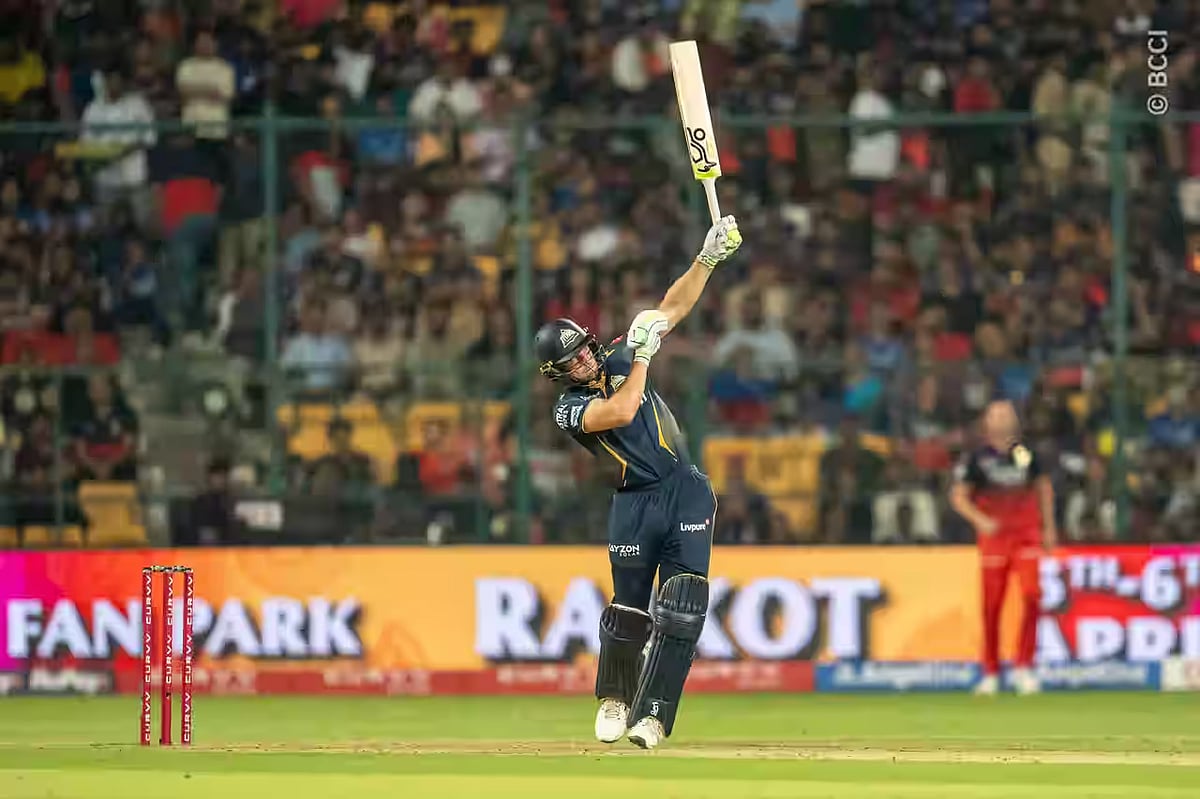 অপরাজিত থেকে মাঠ ছেড়েছেন জস বাটলার।