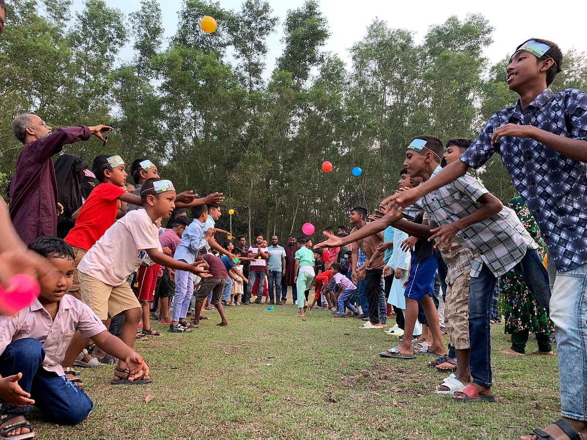 ঈদের ছুটিতে শিশুরা মেতে ওঠে আনন্দ আয়োজনে। বিভিন্ন পর্বে চলে তাদের এই উদ্‌যাপন। গতকাল গাজীপুরের শ্রীপুর উপজেলার পাবরিয়াচালা গ্রামে