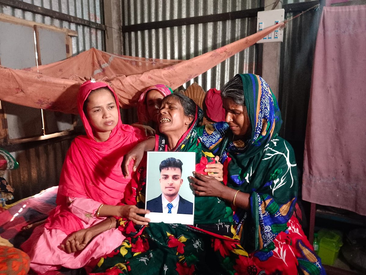 ছেলে ইয়াসিন শেখের ছবি বুকে নিয়ে আহাজারি করছেন মা ফিরোজা খাতুন। স্বজনেরা তাঁকে সান্ত্বনা দিচ্ছেন। আজ বৃহস্পতিবার দুপুরে গৌরীপুর উপজেলার ডৌহাখলা ইউনিয়নের মরিচালি গ্রামে