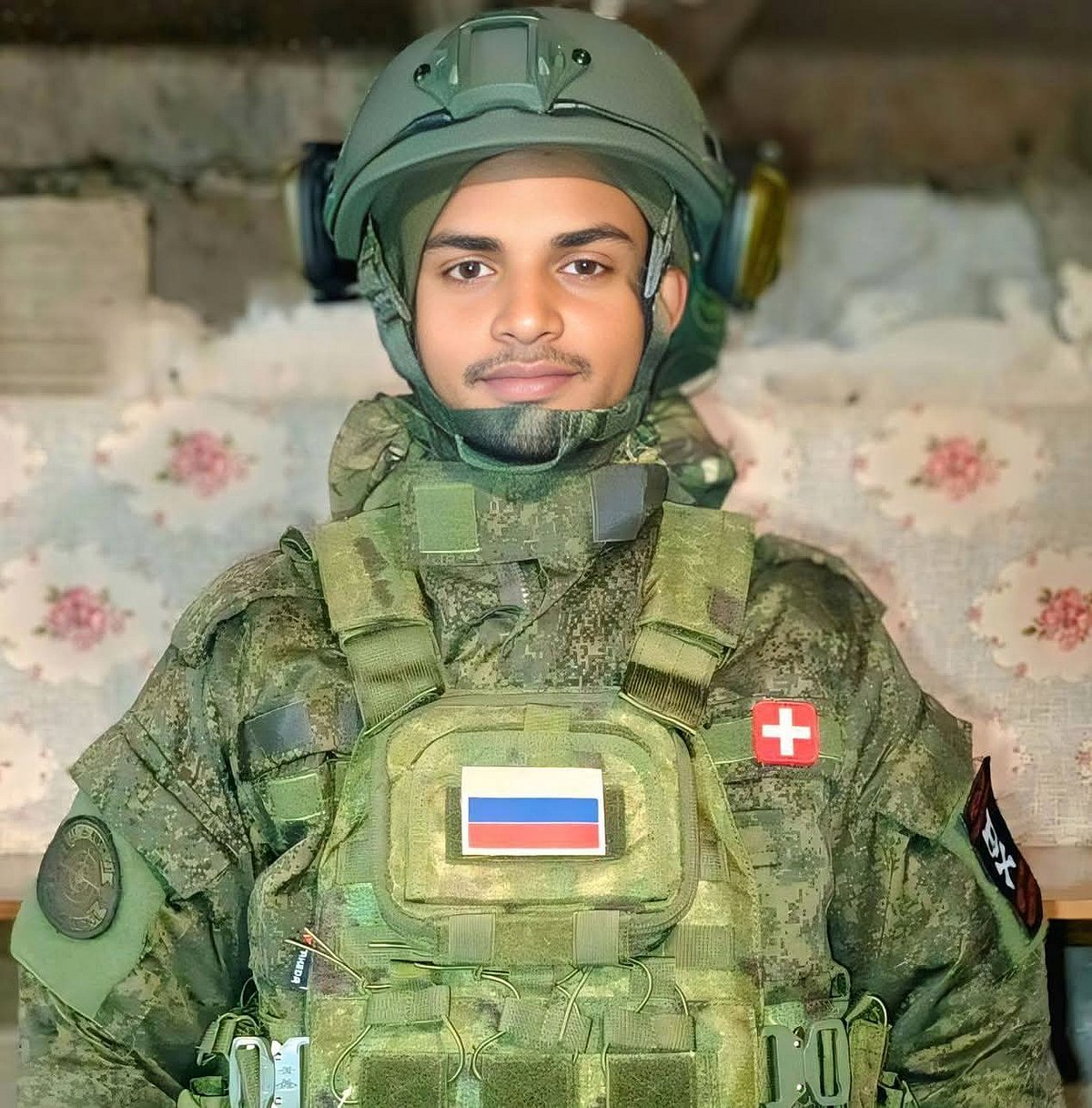 ছেলে ইয়াসিন শেখের ছবি বুকে নিয়ে আহাজারিতে ফিরোজা খাতুন। রাশিয়ার হয়ে ইউক্রেনে যুদ্ধ করার সময় গত মার্চে তিনি মারা যান