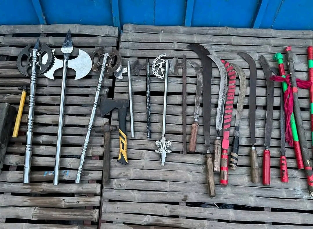 ধলেশ্বরী নদীতে কিশোর গ্যাং সদস্যদের থেকে জব্দ করা অস্ত্র