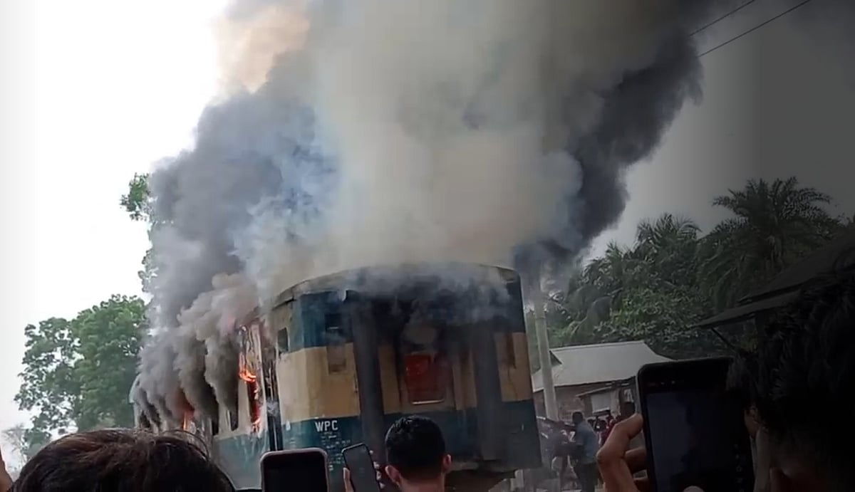 ঢাকা থেকে ছেড়ে আসা মোহনগঞ্জগামী মহুয়া কমিউটার ট্রেনের একটি বগিতে আজ বৃহস্পতিবার বেলা ১১টার দিকে আগুন ধরে যায়