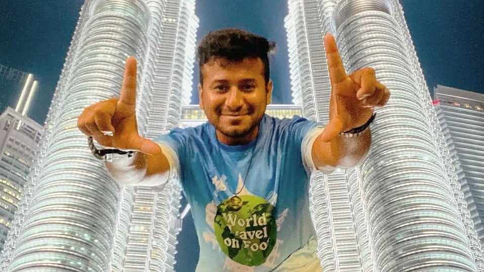 টুইন টাওয়ারের সামনে