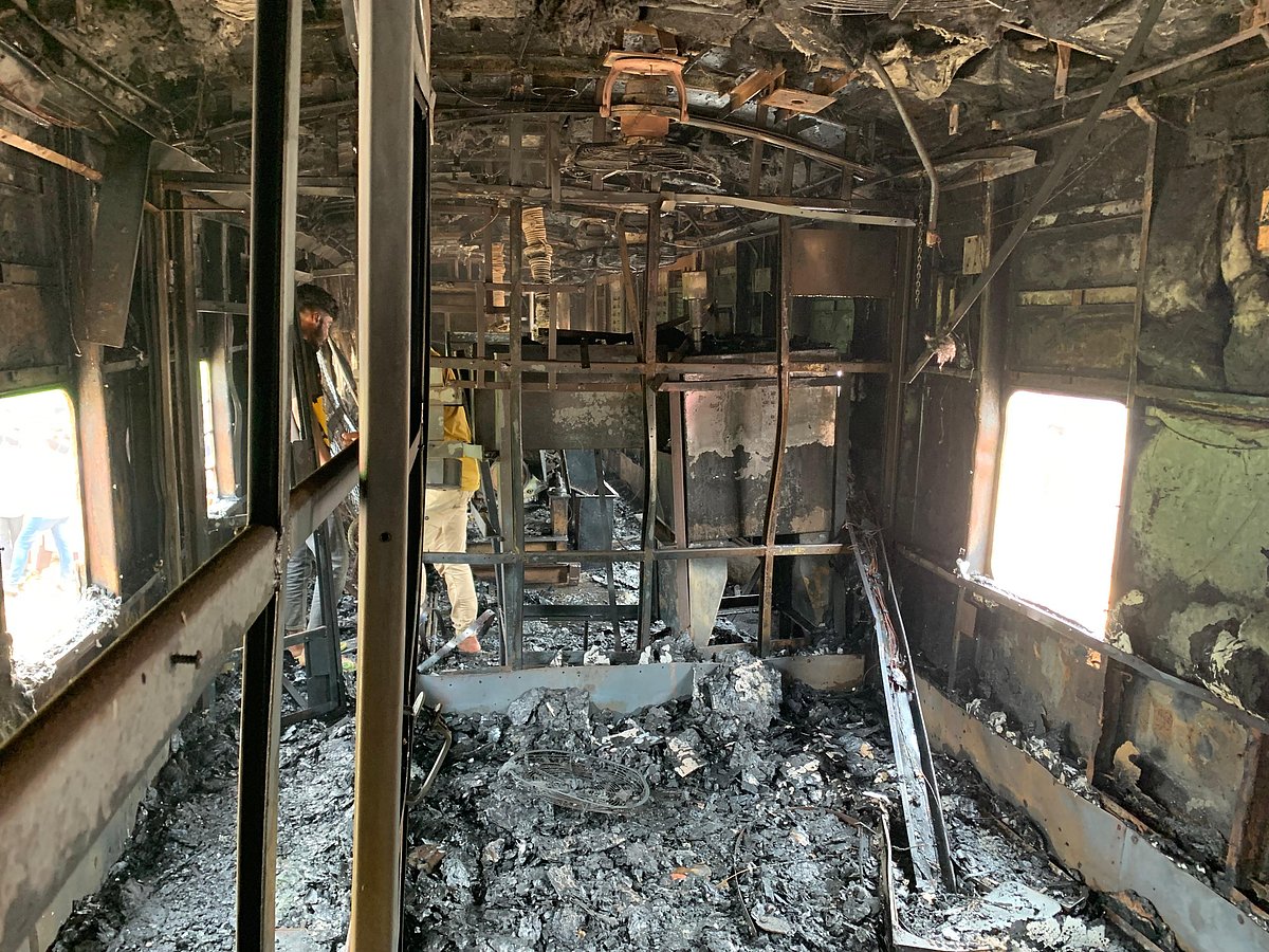 গাজীপুরের শ্রীপুরে ঢাকা-ময়মনসিংহ রেলপথে মহুয়া কমিউটার ট্রেনের পাওয়ার কার বগিতে আগুন লেগে সব মালামাল পুড়ে গেছে। বৃহস্পতিবার দুপুরে উপজেলার সাতখামাইর রেলস্টেশনের পাশে