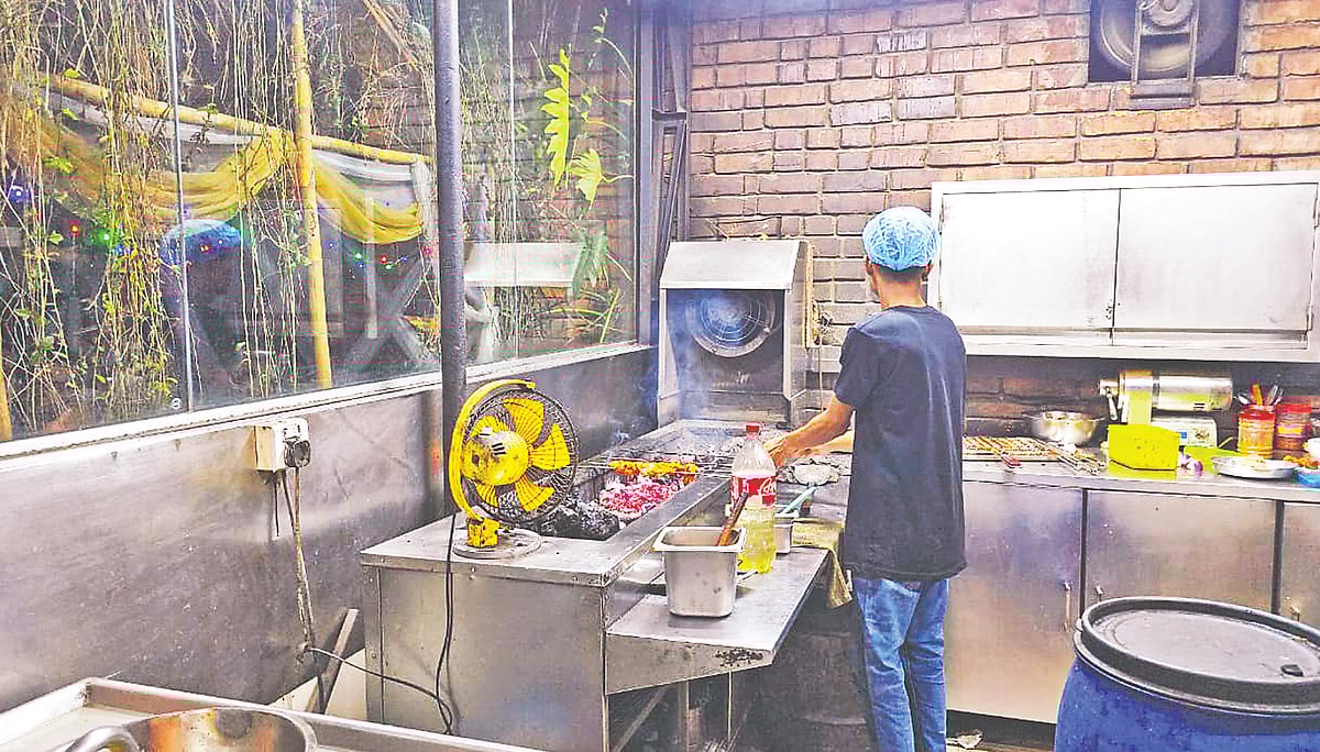 ছাদ রেস্তোরাঁয় রান্নার আয়োজন করা হয়েছে, জ্বলছে চুলা। রাজধানীর কারওয়ান বাজারের একটি ভবনের ছাদে। সম্প্রতি তোলা