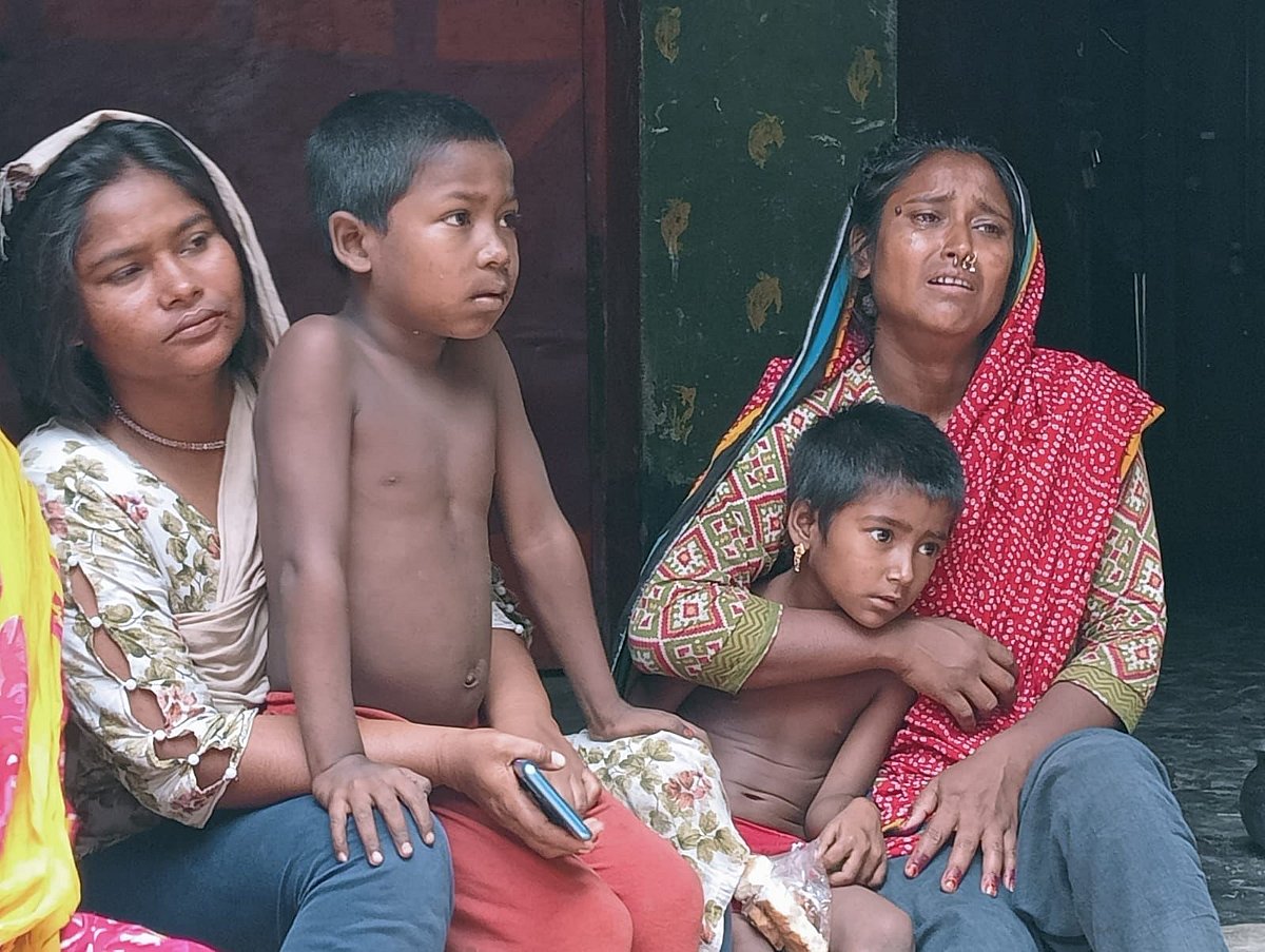 নিহত তালাব হোসেনের স্বজনদের আহাজারি। বৃহস্পতিবার ঝিনাইদহের কালীগঞ্জ উপজেলার কাশিপুর বেদেপল্লিতে