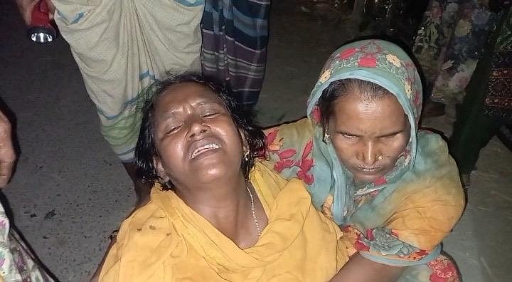 মরদেহ উদ্ধারের খবরে কান্নায় ভেঙে পড়েন নিহতের এক স্বজন। গতকাল রাতে মাদারীপুরের শিবচরের তালতলা এলাকায়