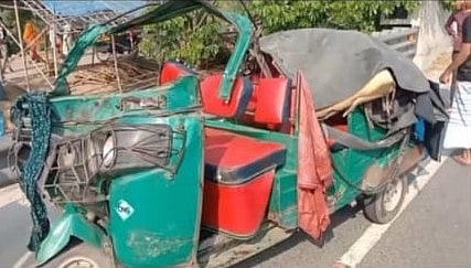 তেলবাহী ট্যাংকলরির চাপায় দুমড়েমুচড়ে যাওয়া অটোরিকশা। আজ বৃহস্পতিবার বেলা সাড়ে তিনটার দিকে পাবনা-বগুড়া মহাসড়কের সিরাজগঞ্জের উল্লাপাড়া উপজেলার পূর্বদেলুয়া সেতু এলাকায়
