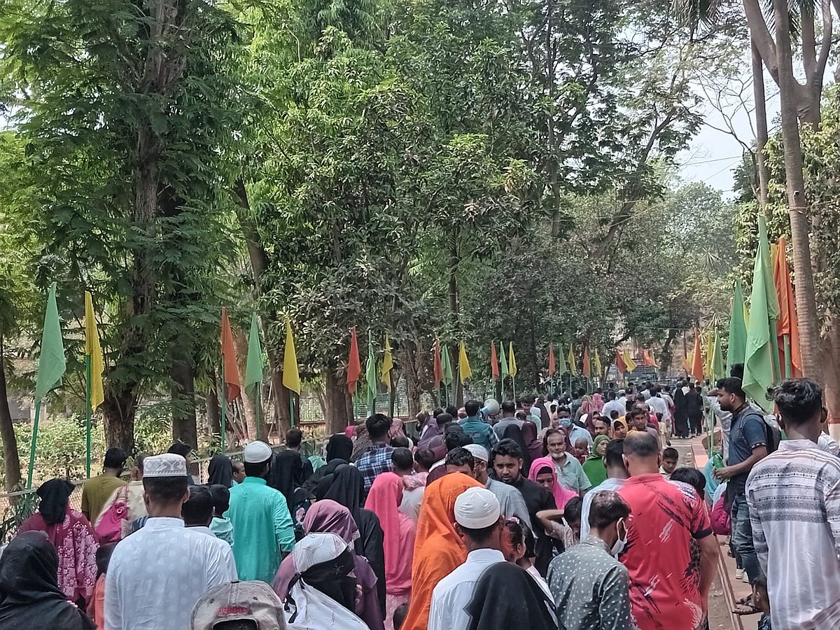 চিড়িয়াখানা আজ বৃহস্পতিবারও ছিল দর্শনার্থীদের পদচারণে মুখর