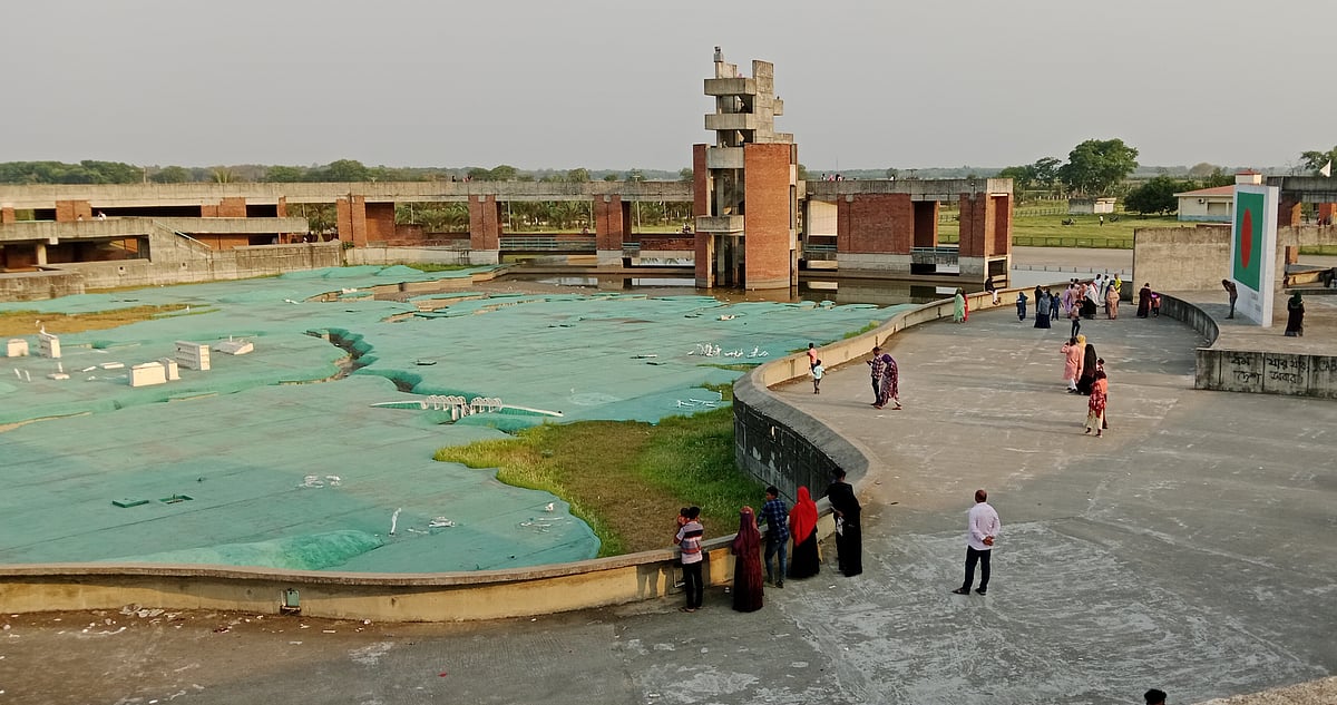 মেহেরপুরের মুজিবনগর কমপ্লেক্সে মানচিত্রের আদলে তৈরি করা মুক্তিযুদ্ধের ১১টি সেক্টরে যুদ্ধের বর্ণনা–সংবলিত ছোট ভাস্কর্যগুলো ভেঙে ফেলা হয়েছে। সেখানে আগের মতো দর্শনার্থী নেই। বৃহস্পতিবার বিকেলের চিত্র