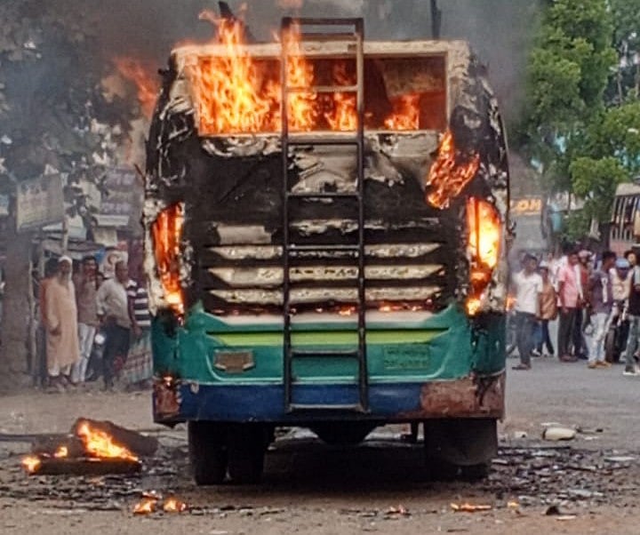 বাসের ধাক্কায় মোটরসাইকেলে থাকা বাবা-মেয়ে নিহত হওয়ার পর বিক্ষুব্ধ লোকজন বাসটিতে অগুন দেন। যশোর শহরের পুলেরহাট এলাকায়