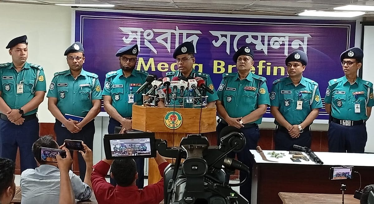 বিদেশি পিস্তল ও শটগান উদ্ধারের বিষয়ে খুলনা মহানগর পুলিশের (কেএমপি) সংবাদ সম্মেলন। আজ বৃহস্পতিবার বিকেলে কেএমপি সদর দপ্তরে