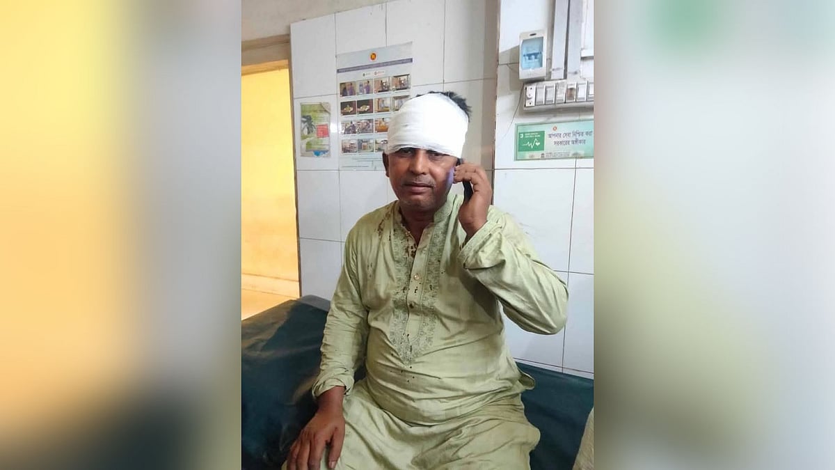 চট্টগ্রামের কর্ণফুলী উপজেলায় বিএনপির দুই পক্ষের সংঘর্ষের সময় আহত এক ব্যক্তি