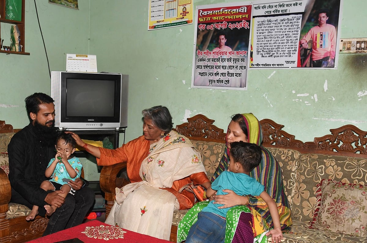 গণ-অভ্যুত্থানের শহীদ আনাসের পরিবারের সদস্যদের সঙ্গে সমাজকল্যাণ ও শিশুবিষয়ক মন্ত্রণালয়ের উপদেষ্টা শারমিন এস মুরশিদ