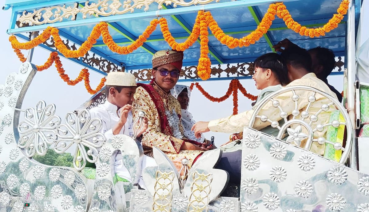 ঘোড়ার গাড়িতে চড়ে কনের বাড়িতে যান পটুয়াখালীর মির্জাগঞ্জ উপজেলার সুবিদখালী গ্রামের সাইফুল ইসলাম। গত মঙ্গলবার সুবিদখালী গ্রামে