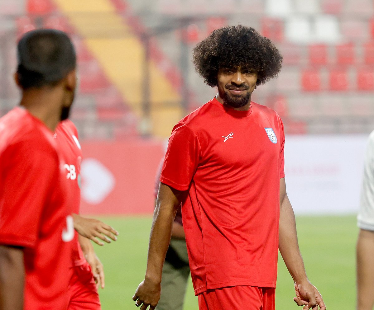 হামজা চৌধুরীর জন্ম ইংল্যান্ডের হলেও আন্তর্জাতিক ফুটবলে বাংলাদেশের হয়ে খেলছেন।