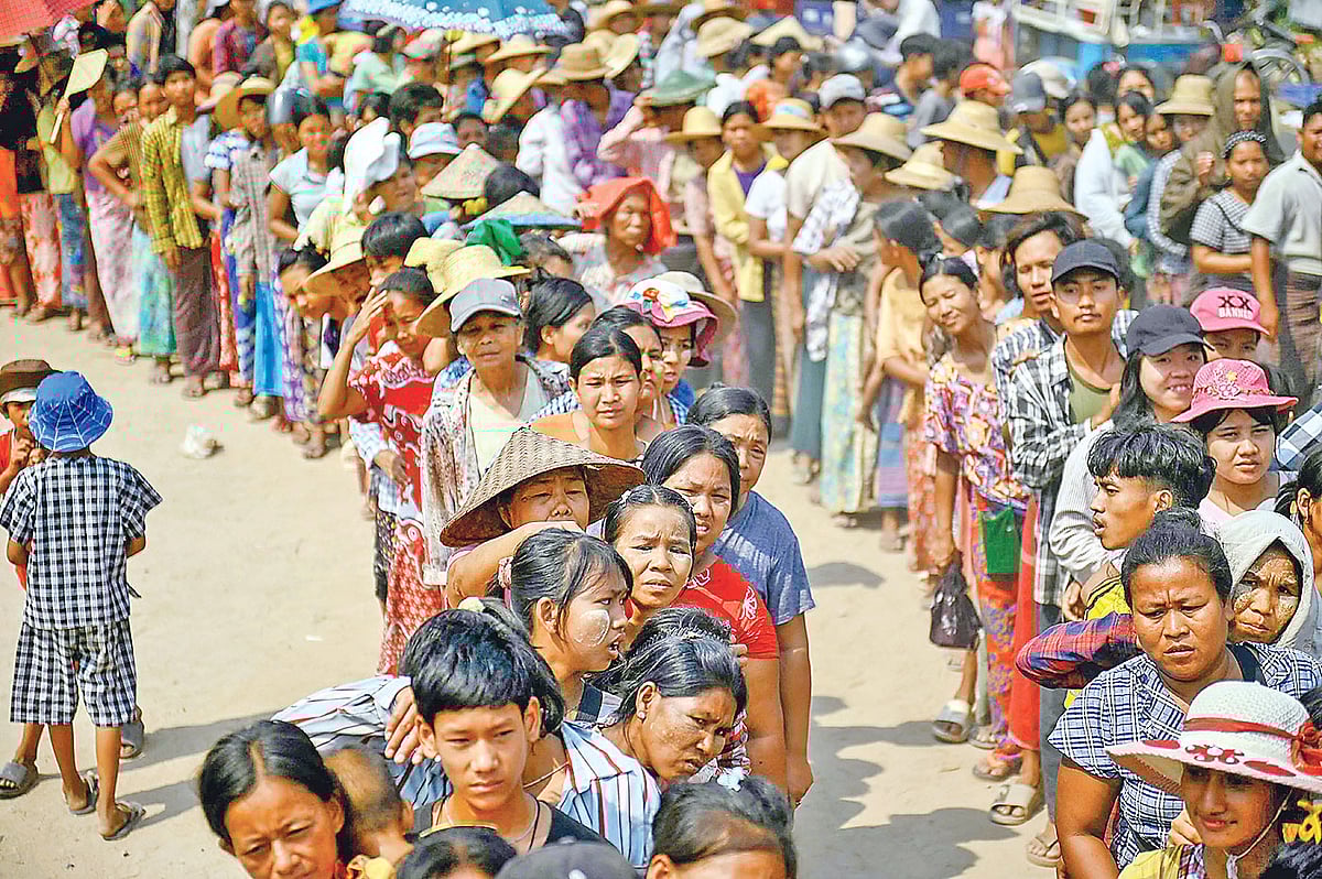 খাদ্যসামগ্রীর জন্য ত্রাণবাহী গাড়ির সামনে ভূমিকম্পকবলিত মানুষের অপেক্ষা। গতকাল মিয়ানমারের সাগাইংয়ে