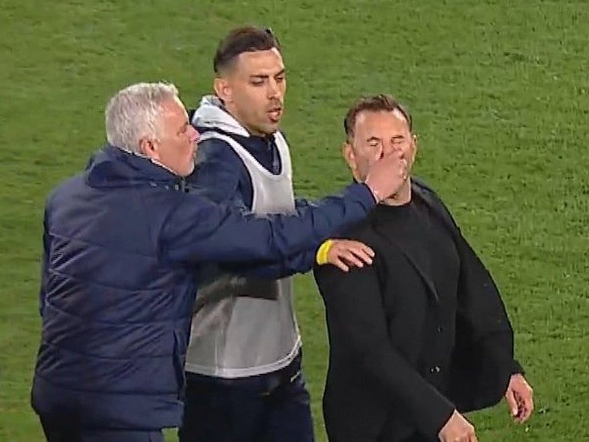 সেই দৃশ্য! গালাতাসারাই কোচের নাক টিপে ধরছেন ফেনেরাবাচে কোচ জোসে মরিনিও