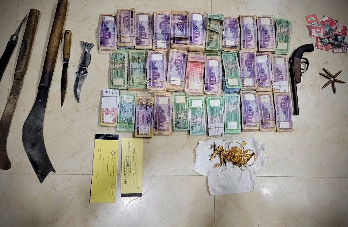 কক্সবাজারের টেকনাফে গতকাল বুধবার রাতে এক ডাকাতের বাড়িতে অভিযান চালিয়ে অস্ত্র, গোলা, ৩০ লাখের বেশি টাকা ও সোনা জব্দ করেছে নৌবাহিনী ও কোস্টগার্ড
