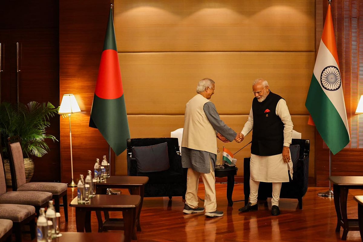 ব্যাংককের সাংরিলা হোটেলের বৈঠকে প্রধান উপদেষ্টা অধ্যাপক মুহাম্মদ ইউনূস ও ভারতের প্রধানমন্ত্রী নরেন্দ্র মোদি করমর্দন