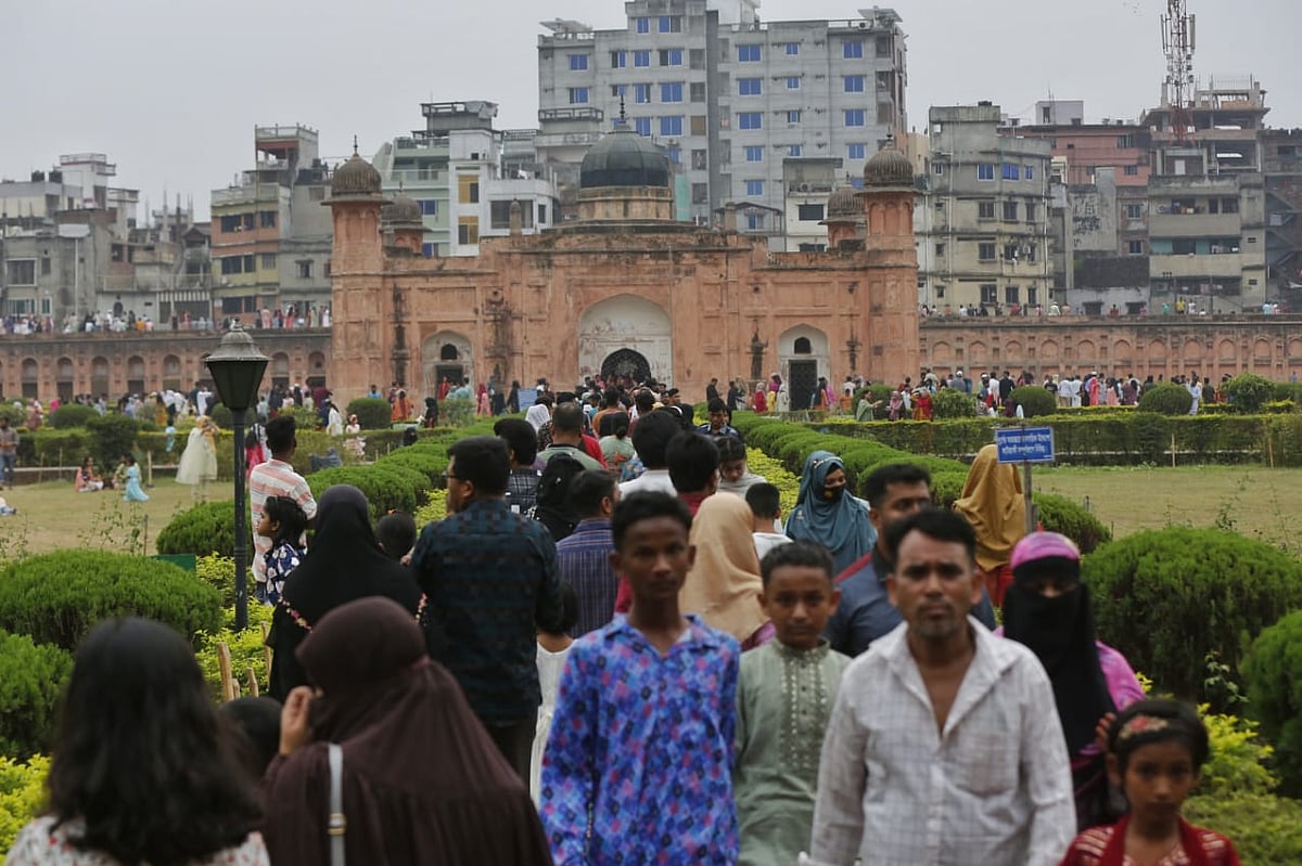 ঈদের পঞ্চম দিনেও লালবাগ কেল্লায় বিপুলসংখ্যক দর্শনার্থীর সমাগম হয়