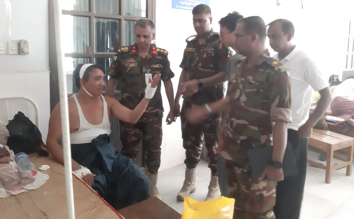 মিয়ানমারের ভূমিকম্প–কবলিত এলাকায় চিকিৎসা কার্যক্রমে বাংলাদেশের সশস্ত্র বাহিনীর সদস্যরা