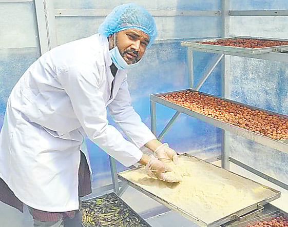 স্মার্ট ড্রায়ার হাউসে কাজে ব্যস্ত সোহেল রানা। সম্প্রতি নওগাঁর সাপাহারে