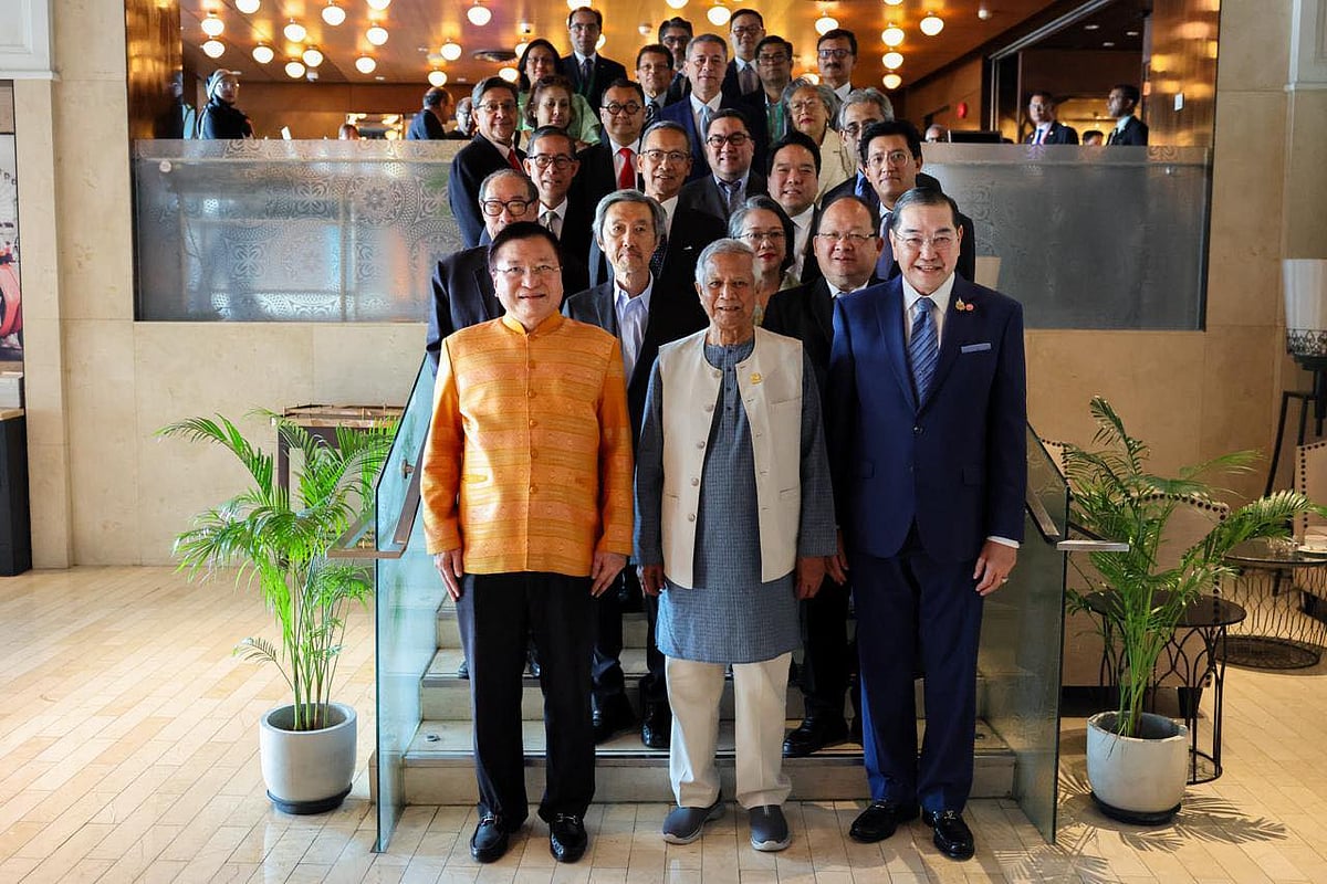 অধ্যাপক মুহাম্মদ ইউনূস আজ শুক্রবার সকালে থাইল্যান্ডের বিশিষ্টজনদের সঙ্গে প্রাতরাশ বৈঠক করেন