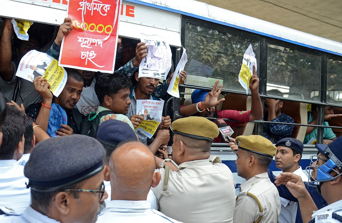 সুপ্রিম কোর্টের রায়ে পশ্চিমবঙ্গের প্রায় ২৬ হাজার শিক্ষকের চাকরি বাতিলের পর বিক্ষোভ হয় কলকাতার বিধাননগরে