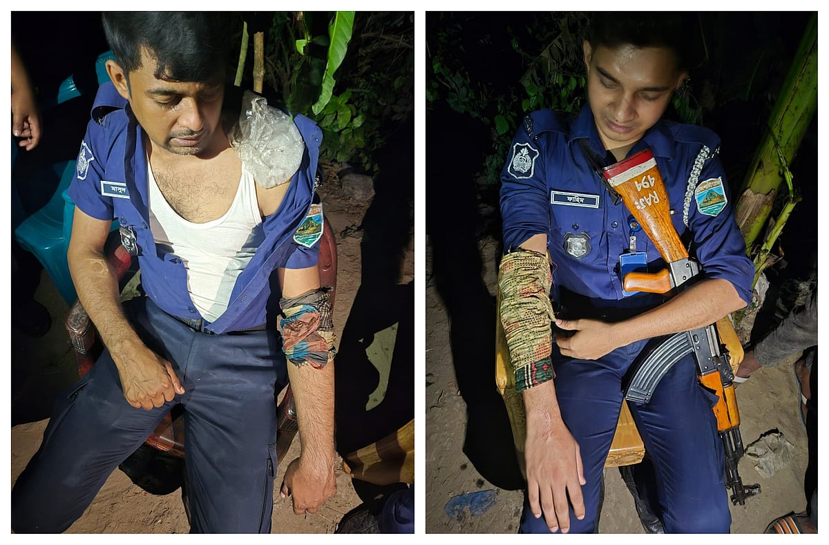 বিক্ষুব্ধ লোকজনের হামলায় আহত হন ছয় পুলিশ সদস্য। আজ শুক্রবার সন্ধ্যায় রাজশাহীর বাগমারায়