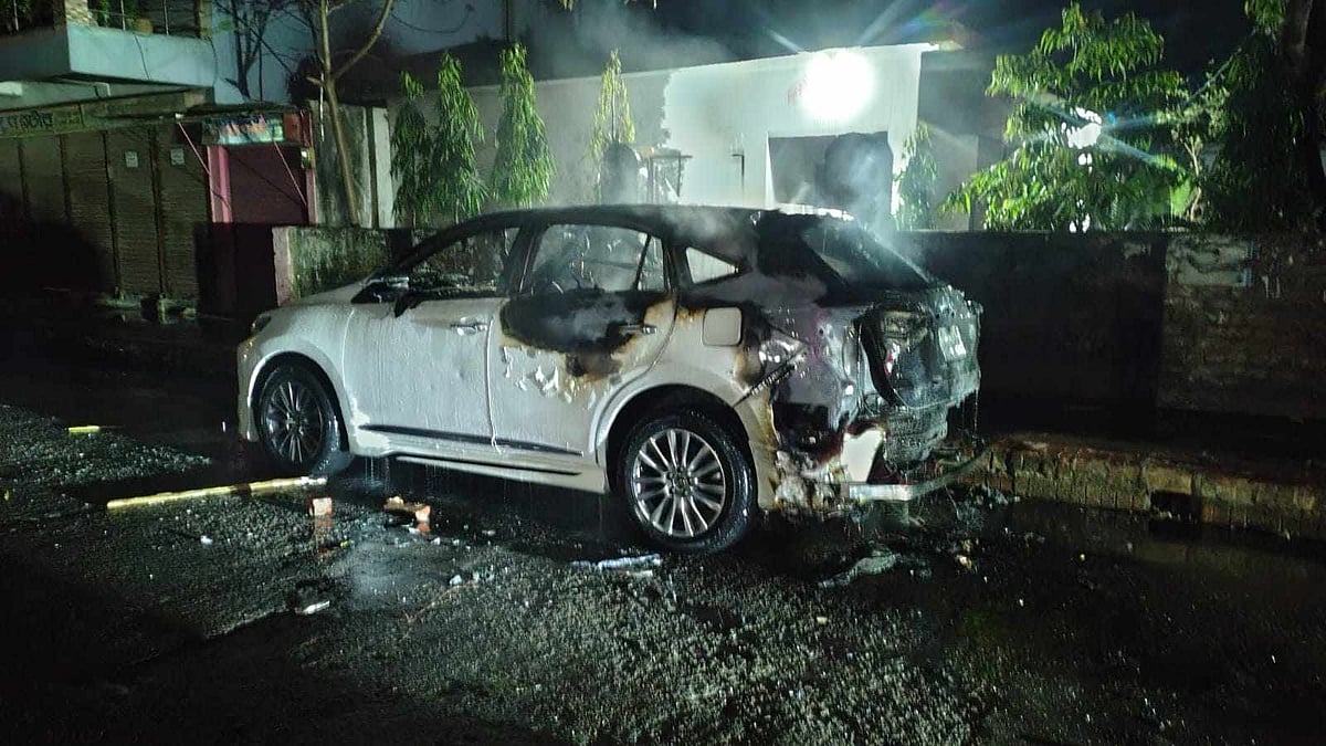 স্বেচ্ছাসেবক দলের নেতার গাড়ি পুড়িয়ে দেওয়া হয়েছে