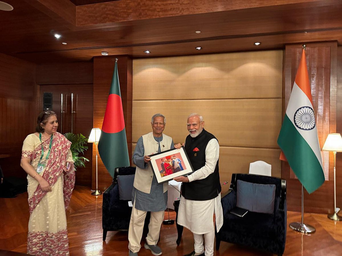 শুক্রবার ব্যাংককে অনুষ্ঠিত বৈঠকে নরেন্দ্র মোদিকে ছবি উপহার দিয়েছেন প্রধান উপদেষ্টা মুহাম্মদ ইউনূস