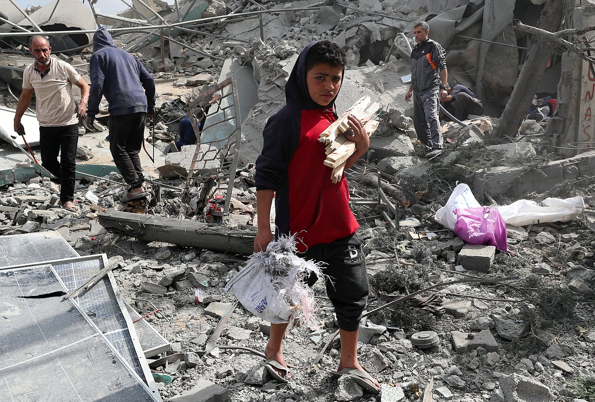 ইসরায়েলের হামলায় বিধ্বস্ত হয়েছে দার আল-আরকাম বিদ্যালয়। ধ্বংসস্তূপের ওপর দাঁড়িয়ে আছে অসহায় এক শিশু। এই বিদ্যালয়ে আশ্রয় নিয়েছেন গাজার বাস্তুচ্যুত ফিলিস্তিনিরা। শুক্রবার গাজা নগরীতে