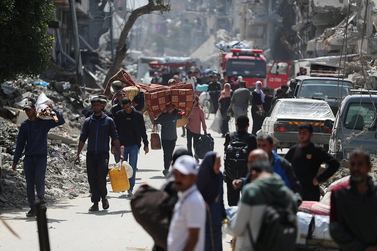 ঘরবাড়ি ছেড়ে দিতে ইসরায়েলি বাহিনীর হুমকির পর গাজাবাসী প্রয়োজনীয় জিনিসপত্র নিয়ে নিরাপদ আশ্রয়ের খোঁজে পালিয়ে যাচ্ছেন। ৩ এপ্রিল, শেজায়া এলাকা