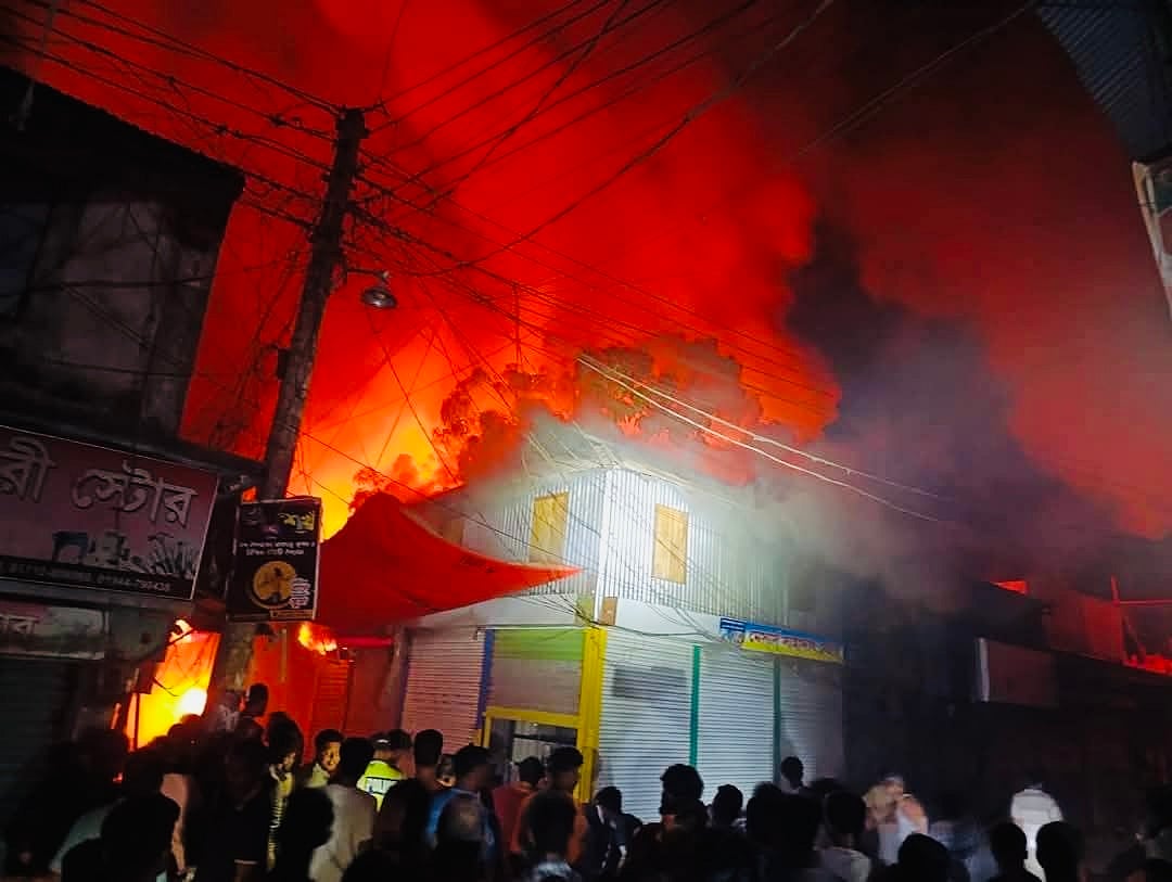মাদারীপুর শহরের পুরানবাজার এলাকায় গতকাল বৃহস্পতিবার গভীর রাতে অগ্নিকাণ্ডের ঘটনা ঘটে