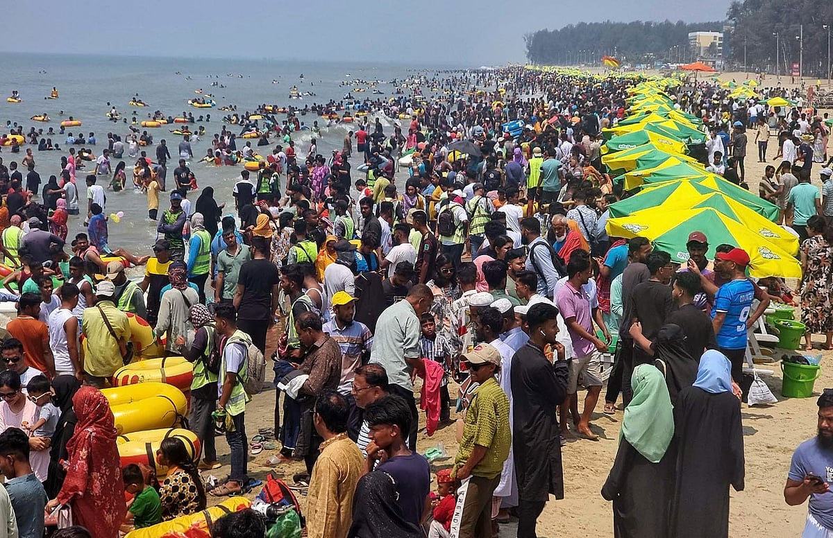 কক্সবাজার সমুদ্রসৈকতের সুগন্ধা পয়েন্টে পর্যটকদের ভিড়। আজ দুপুরে