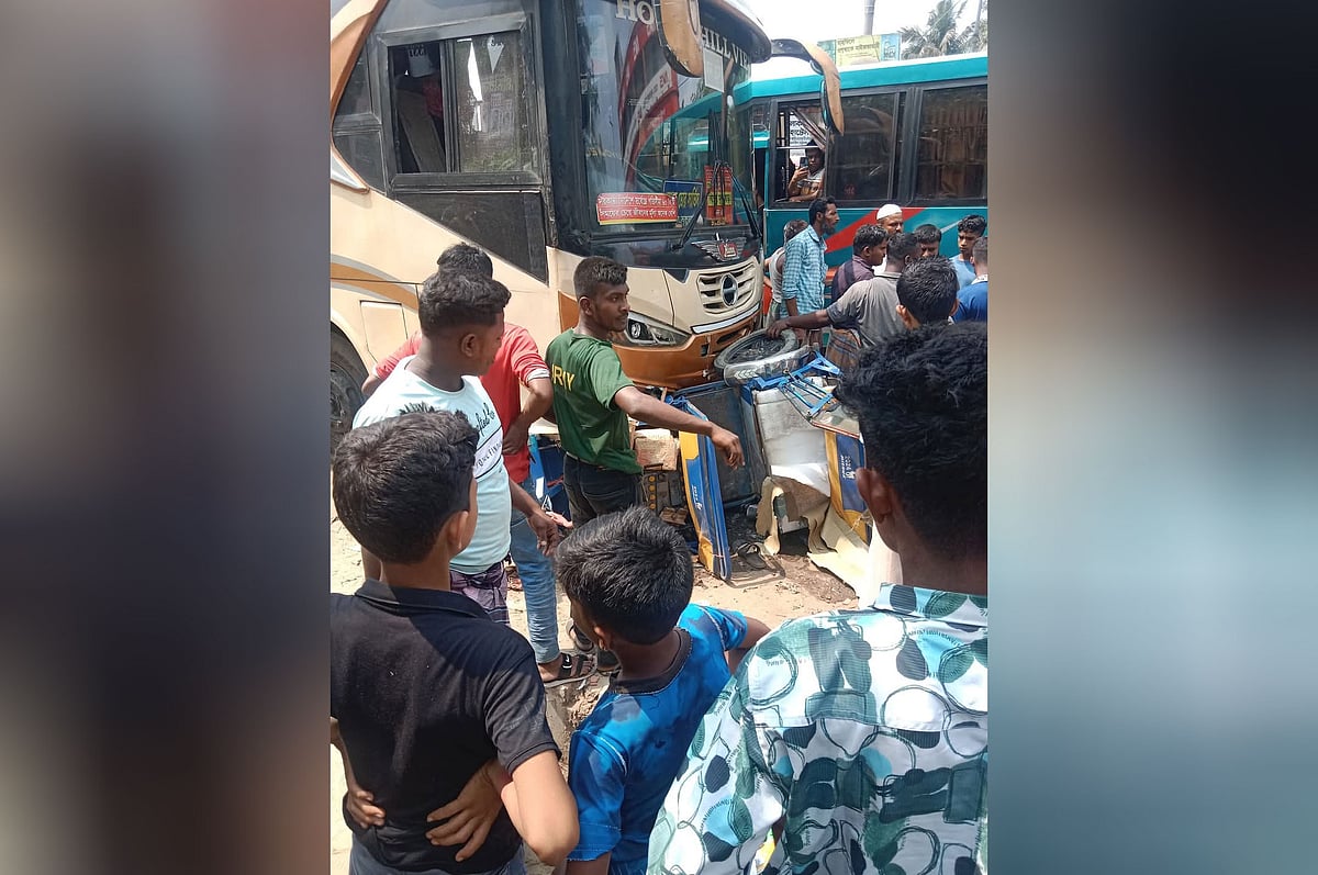 দুর্ঘটনা কবলিত বাস ও রিকশা। আজ বেলা ১১টার দিকে